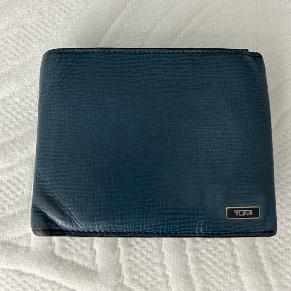 Tumi Men’s wallet in excellent condition